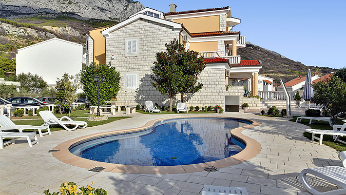 makarska apartments with pool